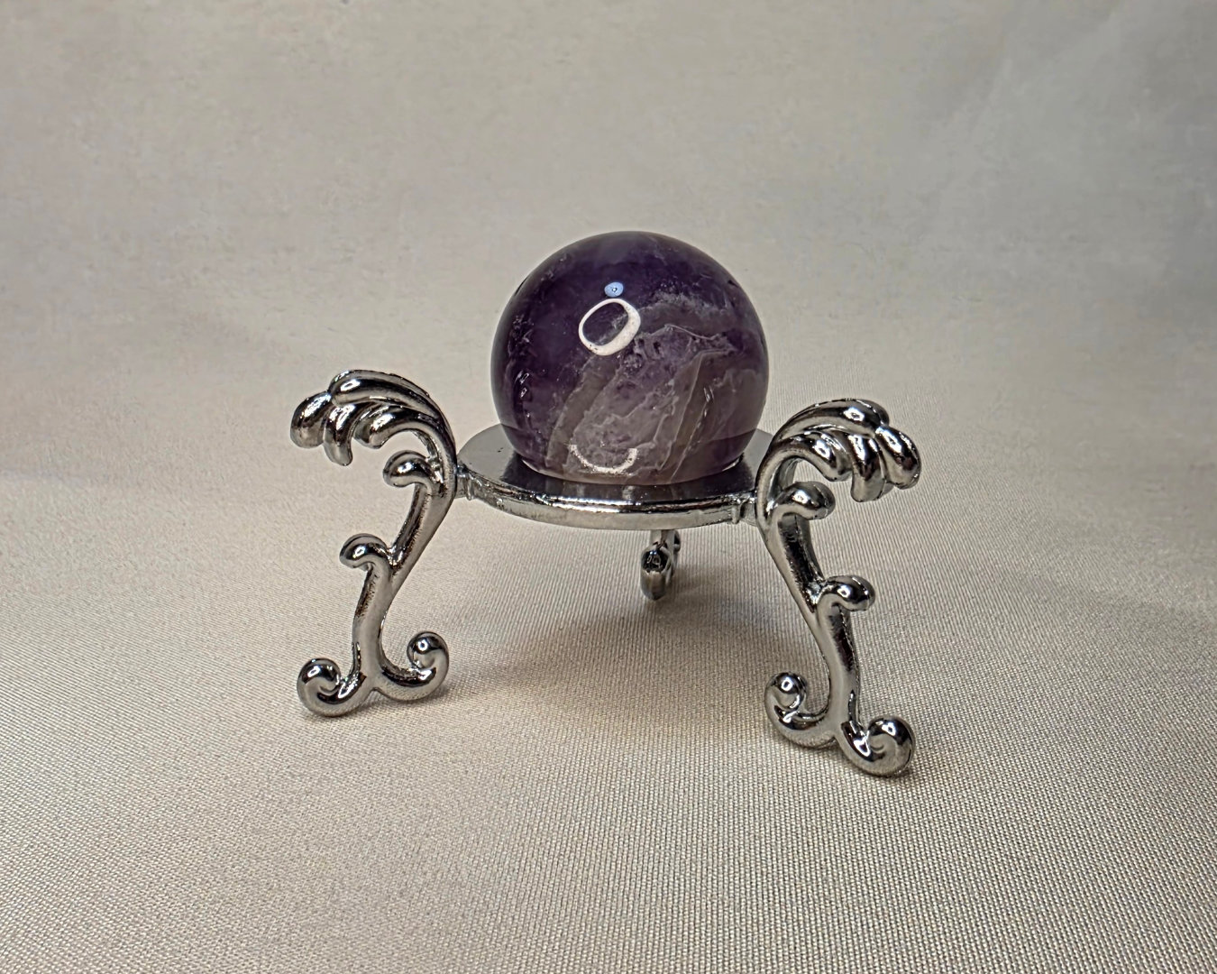 Sanft leuchtender Amethyst-Stein in tiefem Violett – Symbol für innere Ruhe und ewige Harmonie in der Ehe